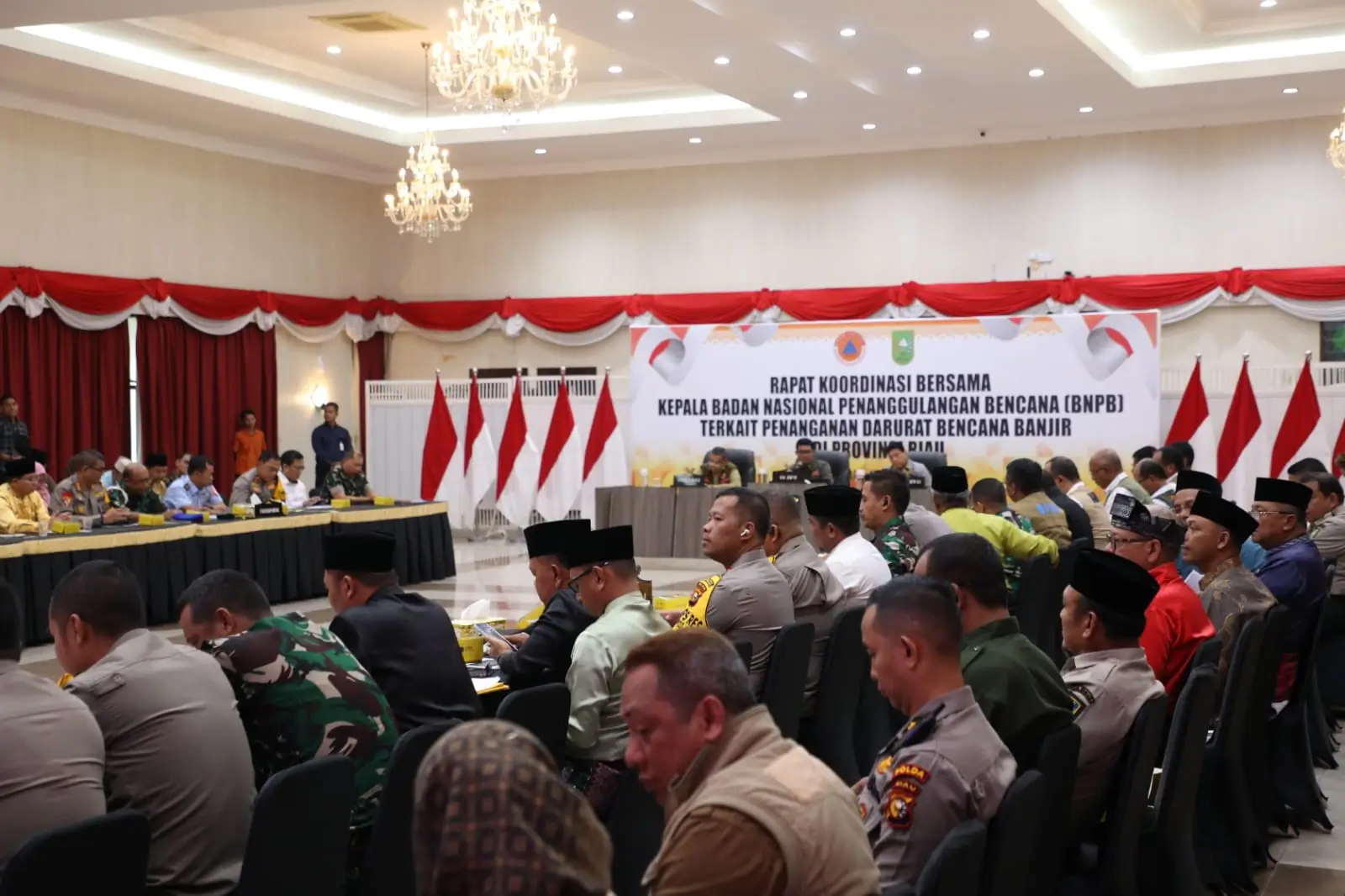 Di hari kedua kunjungan, Jumat (19/1) Kepala BNPB memimpin Rapat Koordinasi Penanganan Darurat Banjir Riau bersama Kepala BPBD Provinsi Riau dan Kepala Pelaksana BPBD kabupaten/kota se-Riau. 